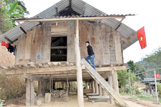 Theo chân những giáo viên lên bản tìm trò ở Nghệ An