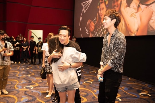 Trấn Thành bị fan 'Bố già' cào cấu