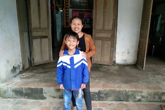 Xúc động chuyện cậu bé lớp 5 ủng hộ 'lợn nhựa' để bê tông hóa đường làng