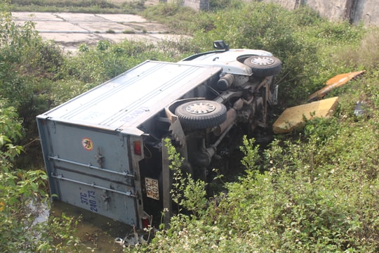 Xe tải lao xuống cánh đồng muối, tài xế phá cửa thoát ra ngoài