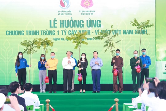 Thủ tướng Chính phủ cùng Bộ Tài nguyên và Môi trường tặng 10.000 cây xanh cho Nhân dân Nghệ An 