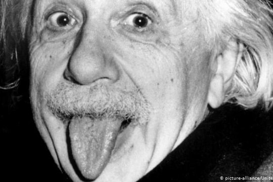 Chuyện ít biết về bức ảnh 'thè lưỡi' để đời của thiên tài Albert Einstein