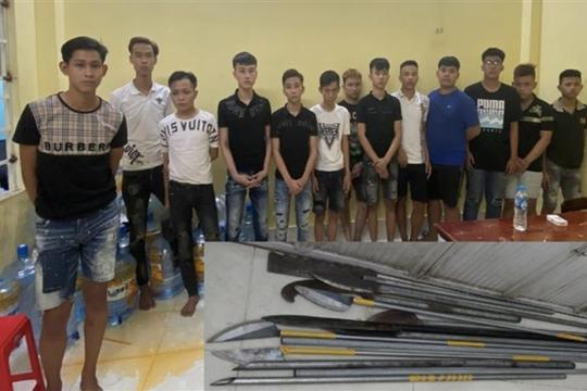 Gần 30 thanh niên vác dao tự chế hỗn chiến trước cổng nghĩa trang