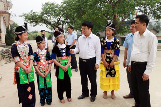 Phó Chủ tịch UBND tỉnh kiểm tra việc quy hoạch mạng lưới trường lớp ở huyện Kỳ Sơn