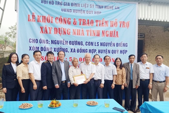 Hội Hỗ trợ gia đình liệt sỹ trao tiền xây nhà tình nghĩa cho thân nhân liệt sỹ ở Quỳ Hợp