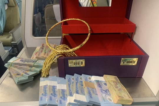 Nghệ An: Khách bỏ quên vali có hơn 300 triệu đồng cùng nhiều vòng vàng trên máy bay