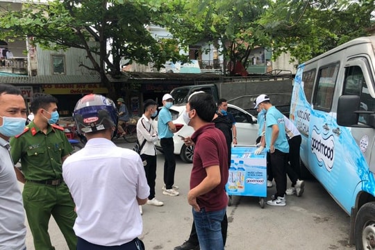 Công an 'mời' nhóm phát đồ uống miễn phí trước cổng trường ở Nghệ An lên làm việc