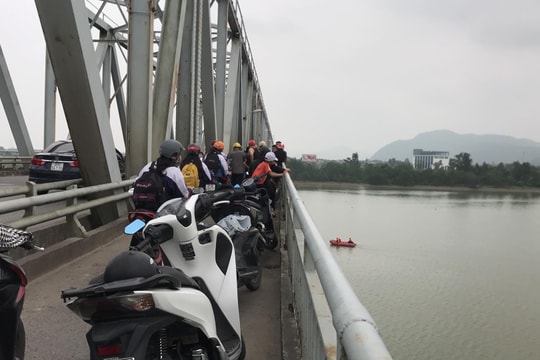 Tìm kiếm người đàn ông nghi nhảy cầu Bến Thủy 1 tự vẫn