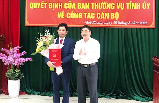 Trao quyết định điều động, bổ nhiệm Phó Bí thư Huyện ủy Quế Phong