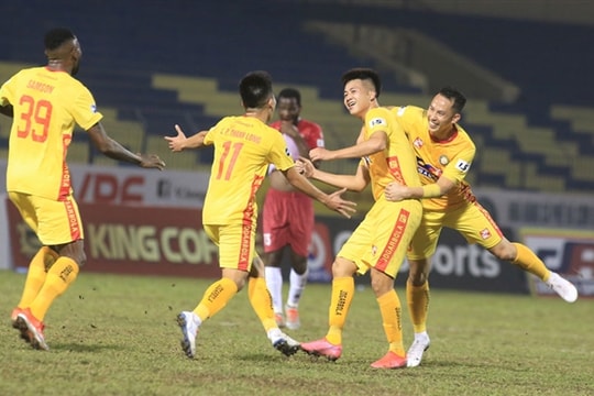 CLB Thanh Hóa trả lương cầu thủ như bóng đá châu Âu; 'Kình địch' của Văn Lâm được gọi lên tuyển 