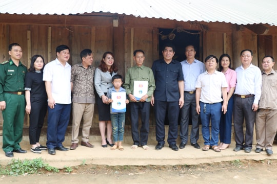 Ban Dân tộc tỉnh tặng quà cho học sinh nghèo, đối tượng chính sách ở huyện Quế Phong  ​