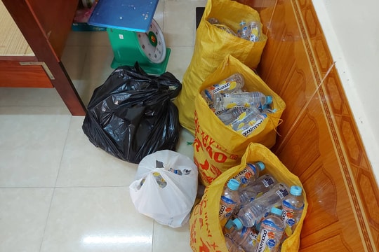 Lấy mẫu kiểm nghiệm đồ uống phát miễn phí trước cổng trường ở Nghệ An