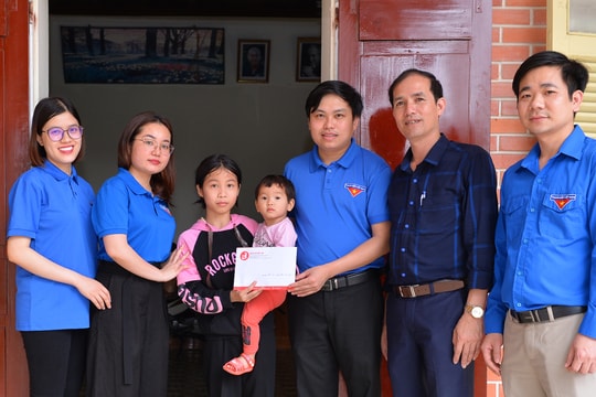 Chi đoàn Báo Nghệ An trao tiền hỗ trợ nữ sinh lớp 8 phải cõng theo em đến trường