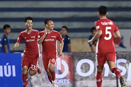 Trọng Hoàng lập công giúp Viettel ngược dòng trước Nam Định