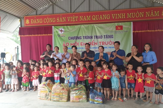 Đảng ủy Khối doanh nghiệp tỉnh và Công ty Thủy điện Bản Vẽ thăm, tặng quà tại huyện Tương Dương