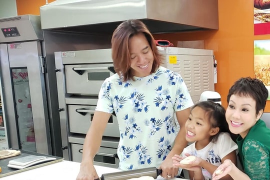 Gần 30 năm tha hương ở Mỹ, chồng tóc dài của Việt Hương đưa con về Việt Nam đoàn tụ