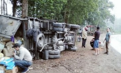 Ô tô tải mất lái lật chỏng chơ bên đường