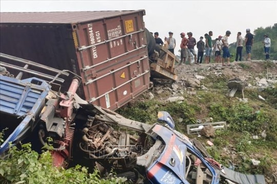 Xe container đâm liên tiếp 4 xe con, 10 nạn nhân bị thương