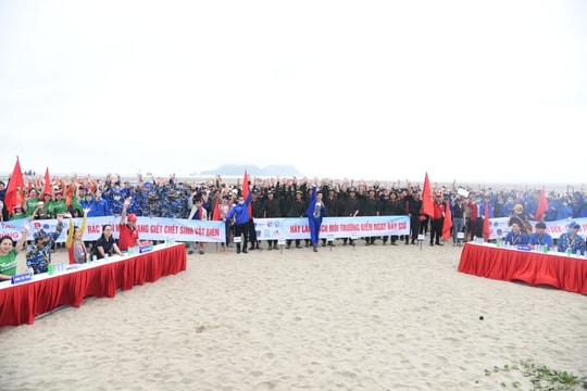 Hơn 500 tình nguyện viên đồng loạt ra quân nhặt rác làm sạch biển