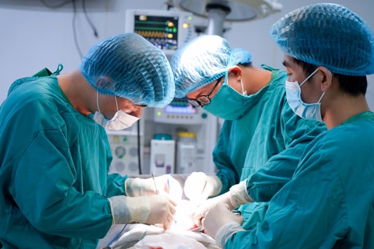 Cụ bà 90 tuổi được phẫu thuật cắt đại tràng và điều trị thoát vị thành bụng thành công