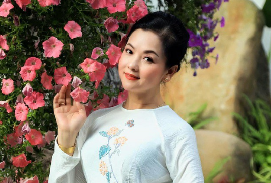 Ngỡ ngàng nhan sắc tuổi 52 của NSND Thu Quế 