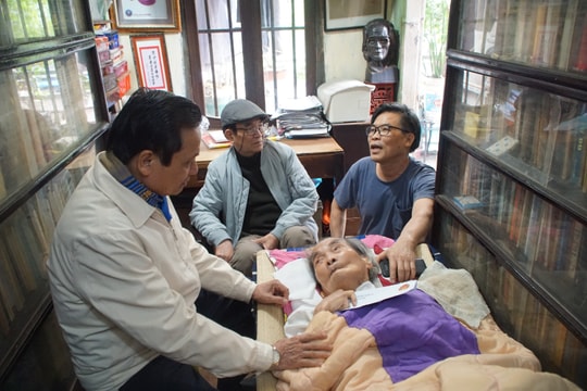 Hội đồng hương Nghệ An tại Hà Nội thăm nhà văn Sơn Tùng