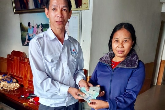 Lái xe taxi ở Nghệ An tìm người đánh rơi tiền, điện thoại để trao trả