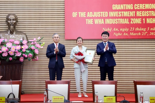 Tỉnh Nghệ An trao Giấy chứng nhận đăng ký đầu tư điều chỉnh dự án Khu công nghiệp WHA