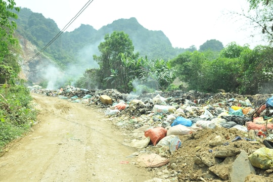 Bãi rác bốc khói nghi ngút sát ngay nghĩa trang huyện Quỳ Châu