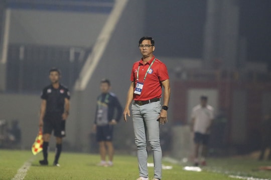 HLV Lê Huỳnh Đức khen Văn Đức, chê trọng tài sau trận thua SLNA