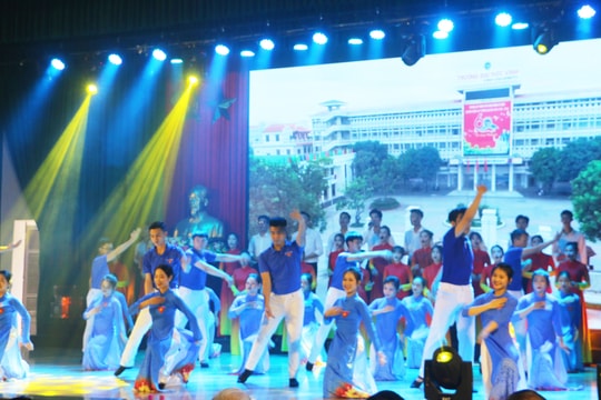 Trao kỷ niệm chương “Vì thế hệ trẻ” cho cán bộ, giảng viên, Đại học Vinh