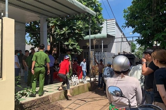 Vợ chết với nhiều nhát dao, chồng treo cổ trong nhà