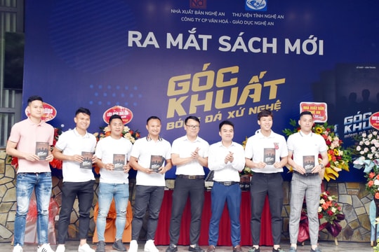 Ra mắt sách 'Góc khuất bóng đá xứ Nghệ' của hai nhà báo Nghệ An