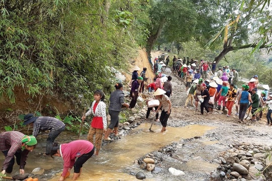 Hàng trăm người vác đá đắp đường vào suối du lịch ở miền Tây Nghệ An