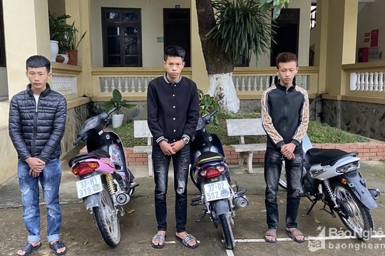 Nghệ An: 3 thanh niên bốc đầu xe để khoe 'chiến tích' trên TikTok bị phạt hơn 30 triệu đồng