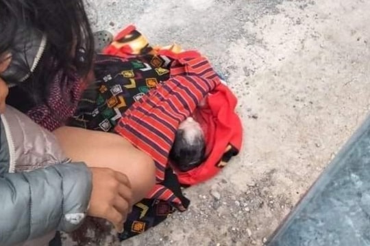 Hỗ trợ sản phụ Nghệ An đẻ rơi con bên lề đường