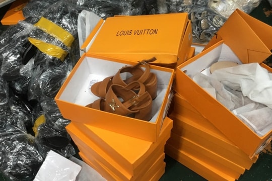 Lại phát hiện kho giày, dép giả nhãn hiệu nổi tiếng thế giới