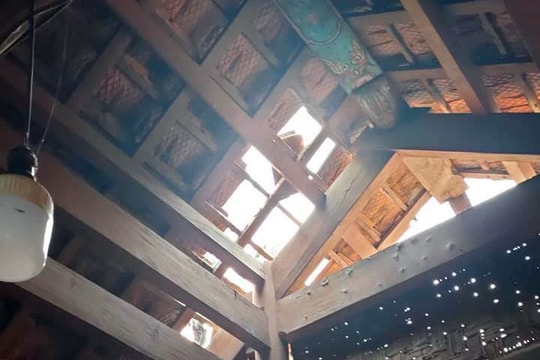 Lốc xoáy ở Kỳ Sơn làm hàng chục ngôi nhà bị tốc mái