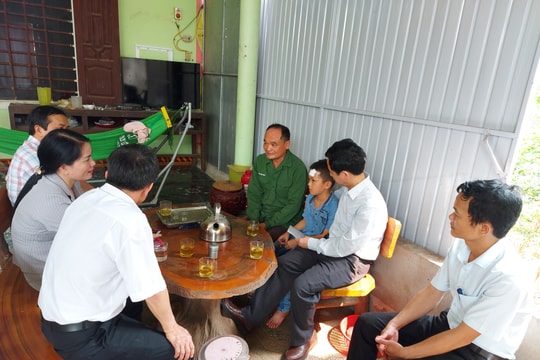 Thăm hỏi các học sinh bị thương do cây đa cổ thụ gãy đổ