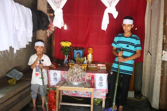 Hoàn cảnh đáng thương của 2 em nhỏ mồ côi bên dòng sông Lam