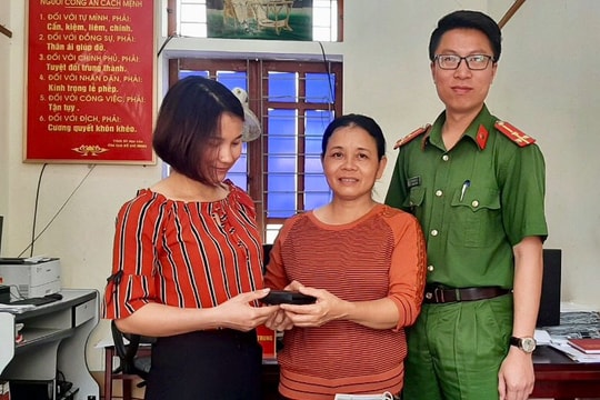 Người phụ nữ đi làm đồng nhặt được ví tiền tìm trả người đánh mất