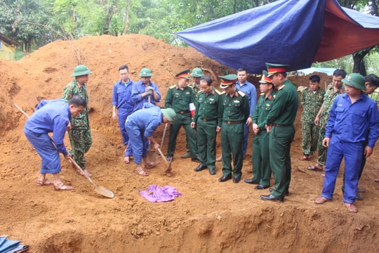 Quân khu 4 quy tập được 13 hài cốt liệt sĩ tại chiến khu xưa Ba Lòng và huyện Hướng Hóa