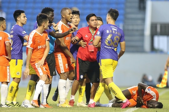 Trợ lý HLV Đà Nẵng dằn mặt cầu thủ Hà Nội; Trọng tài đi tù vì quả phạt đền tưởng tượng
