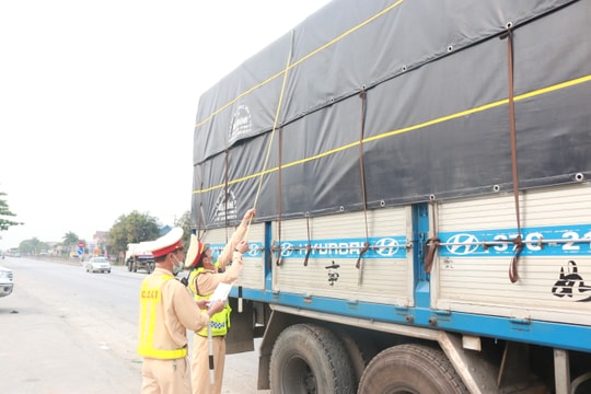 Theo chân cảnh sát xử lý xe quá khổ, quá tải