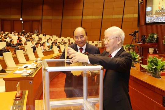 Hình ảnh đại biểu Quốc hội tiến hành quy trình bỏ phiếu bầu Chủ tịch nước