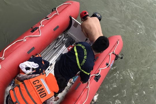 Tìm thấy thi thể người phụ nữ nhảy cầu Bến Thủy 1 tự vẫn