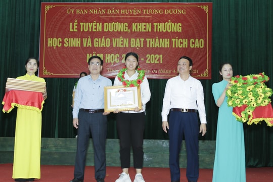 Cái nghĩ 'lạ lùng' của một nữ sinh thủ khoa tại xã rẻo cao ở Nghệ An    