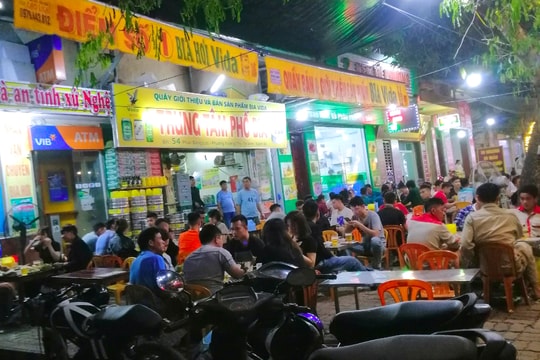 Đầu mùa nắng, quán bia hơi đua nhau chiếm vỉa hè thành phố Vinh
