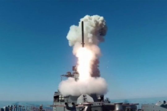 Chiến hạm Nga phóng tên lửa diệt mục tiêu cách 1.000 km