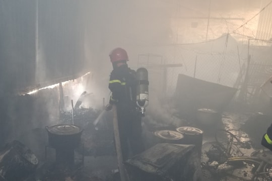 Một nhà dân bất ngờ bùng cháy giữa trưa